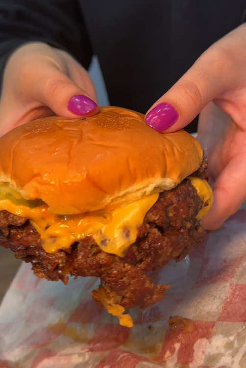 Smashed, seared, and dripping with flavor – the SMASH BURGER is a burger lover’s dream! 🍔🔥💥
#ZALIM #ENGLEWOOD #BROOKLYN
📍 3 East Palisade Ave, Englewood, NJ
📍 7021 3rd Ave, Brooklyn, NY